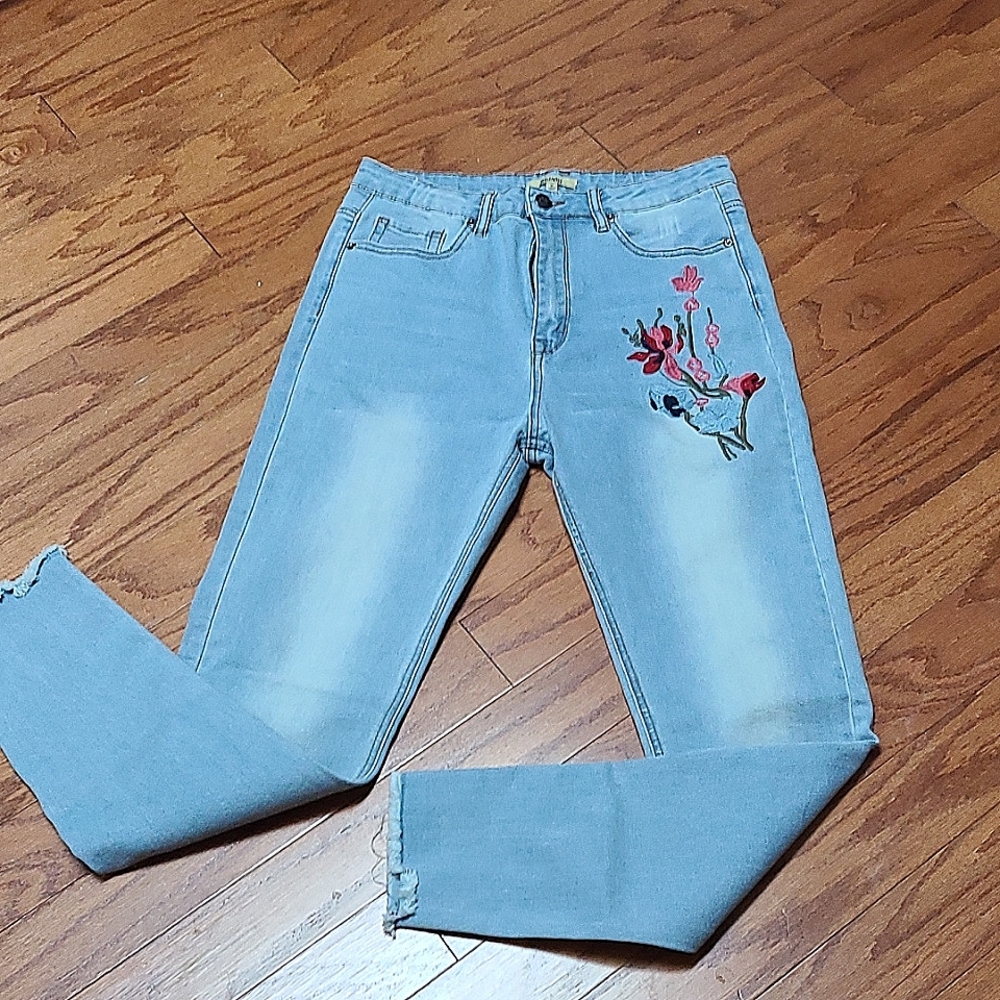 Embroidered Skinny jeans with frayed hems. Sz 30 waist